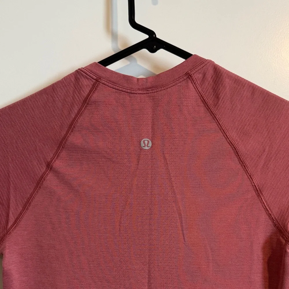 lululemon athletica Dusty Rose Short Sleeve Tee - Picture 2 of 2